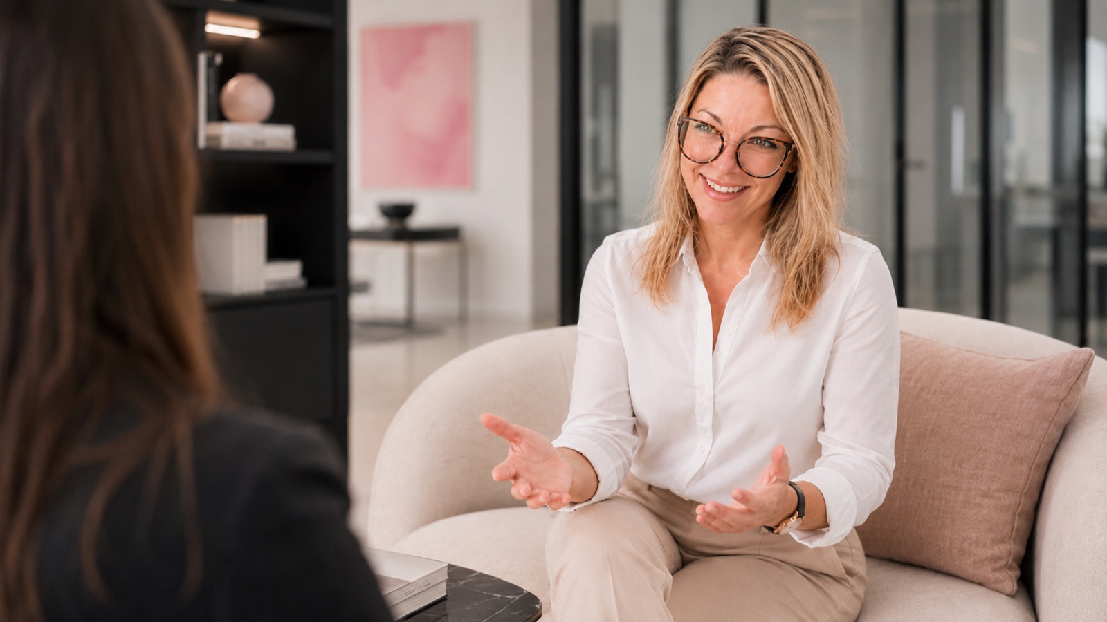 Sara González conversando con una profesional durante una sesión de consultoría